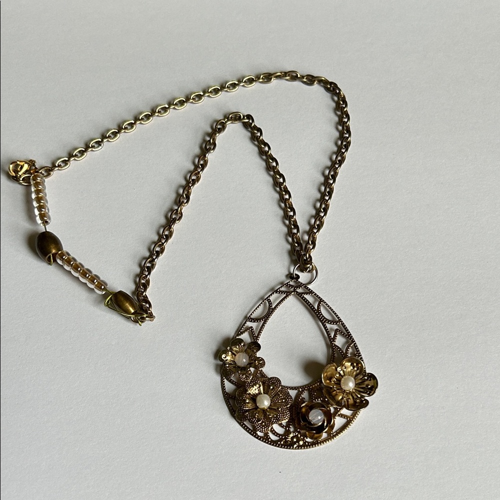 Antique-Inspired Gold Tone Floral Teardrop Pendant Necklace